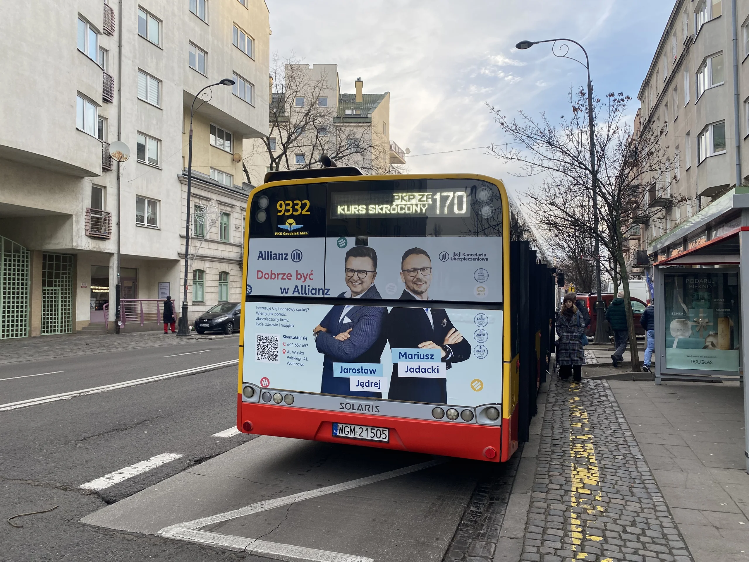 Doradcy JJ Ubezpieczenia w biurze w Warszawie